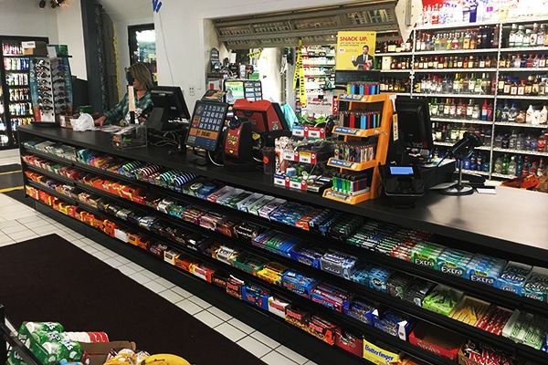 DisplayMax team– Installed front sales counter showcasing custom retail fixture design.